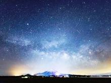 大山と星空