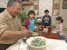 孫にウニ鍋を振舞う川内勲さん（左）